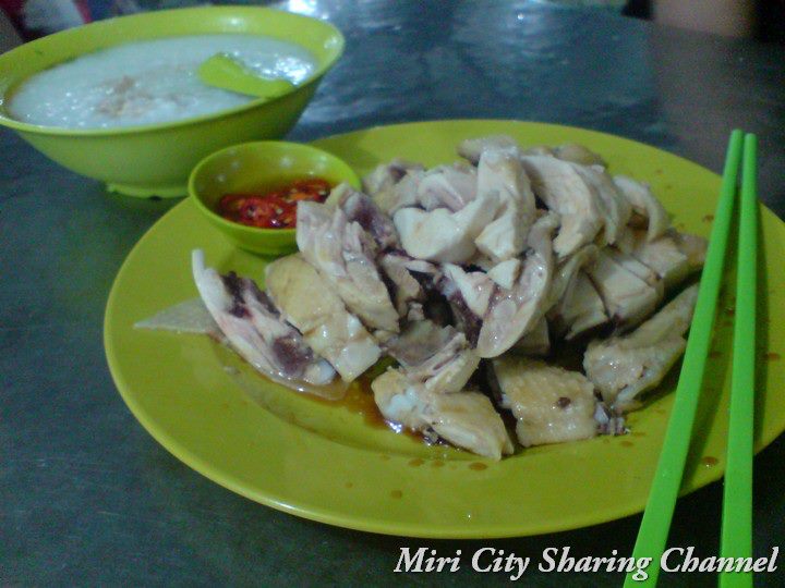 Delicous white steamed chicken with sauce