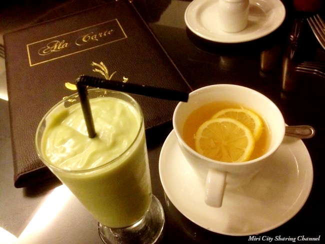Avocado juice and lemon tea