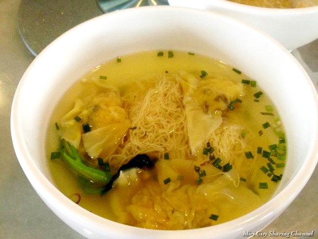 HK Noodle with dumpling soup