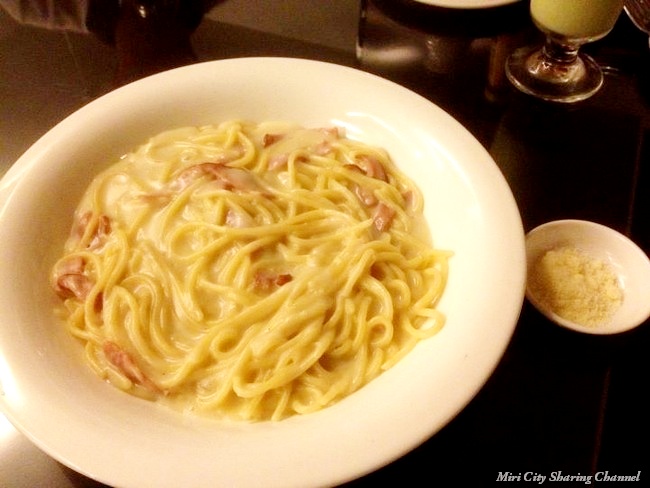 Pasta Carbonara with cheese powder