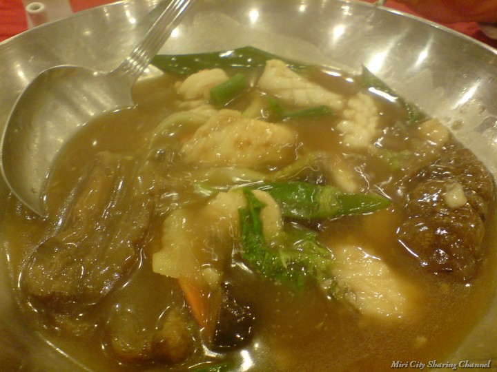 Braised sea cucumber seafood soup