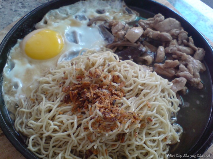 Hot Plate Noodles with Mushroom & Shreded Chicken