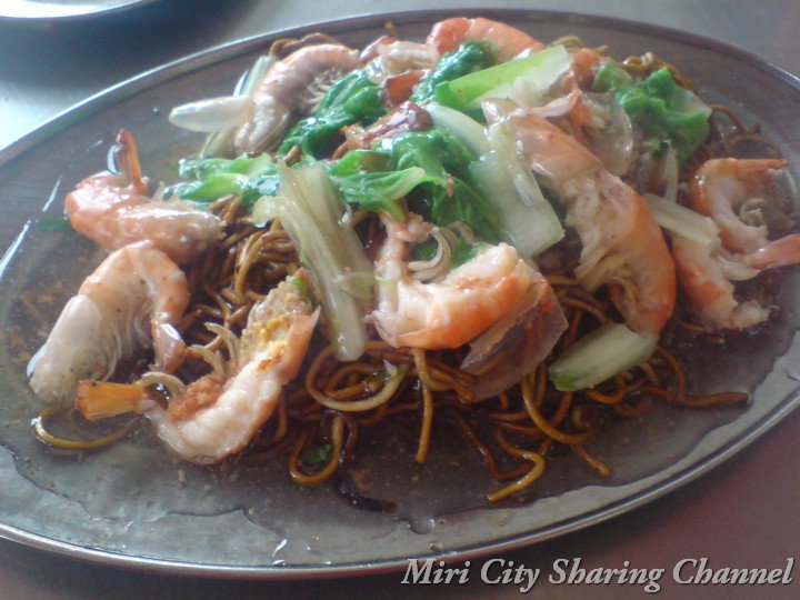 Wet fried noodle with fresh prawn