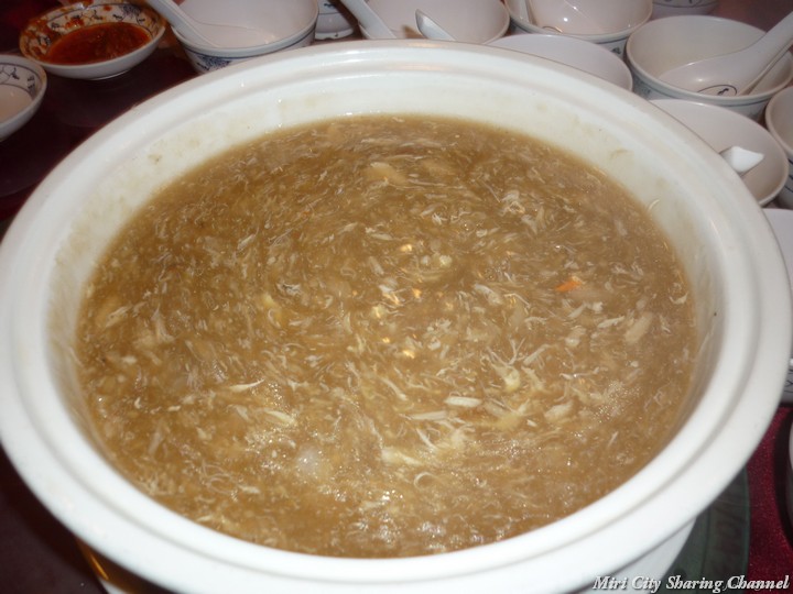 Braised Shark fin's Soup with Crabmeat