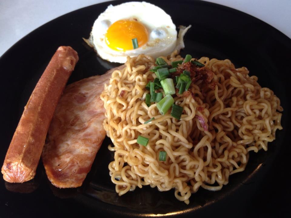 Mee Goreng With Sausage, Chicken Ham and Egg